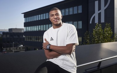 壹体育动态-伯贝这头球力压防守